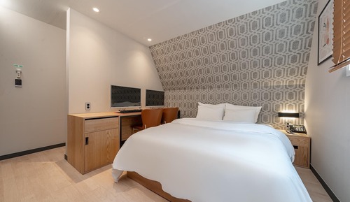 Room (Deluxe B (2 PCs PC chair no parking O)
