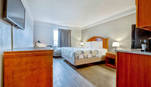 Standard Room, 1 Queen Bed, Accessible, Non Smoking