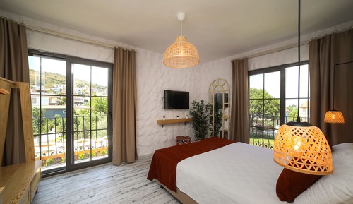 Deluxe Double Room, 1 Queen Bed, Partial Sea View