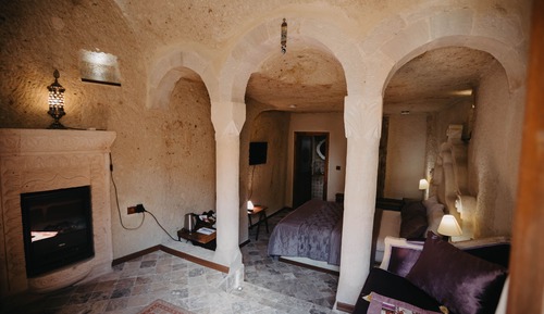 104 - EARTHENWARE CAVE SUITE