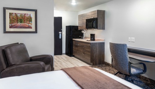 Room, 1 Queen Bed (With Recliner)