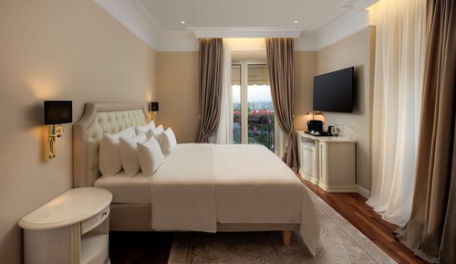 Suite, Lake View