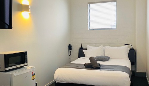 Basic Studio, 1 Queen Bed