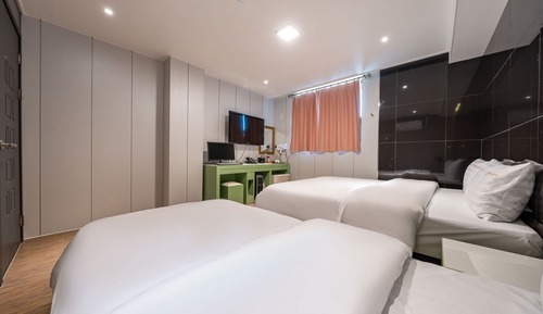 Room (Twin C)