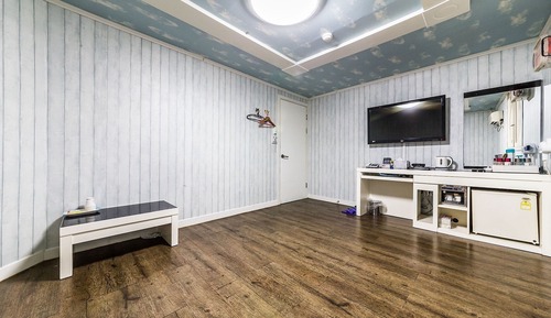 Room (Ondol Room)