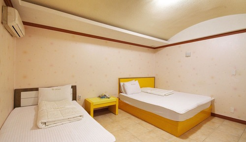 Room (Twin)