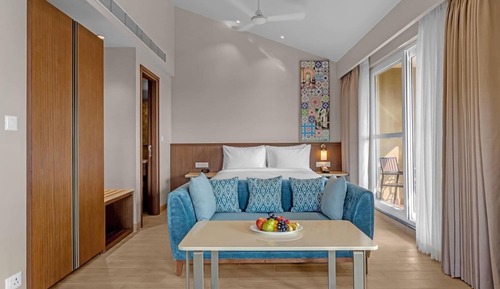 Studio Suite, 1 Queen Bed, Non Smoking, Balcony (Corner)