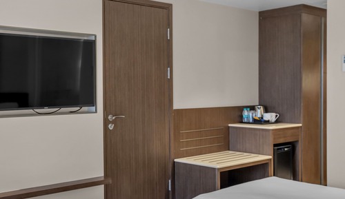 Deluxe Room, 1 Queen Bed, Non Smoking, Pool View (Patio)