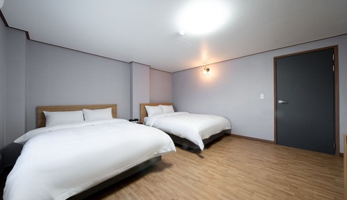 Room (Twin)