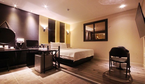 Room (Natural Modern (Netflix (personal acc)