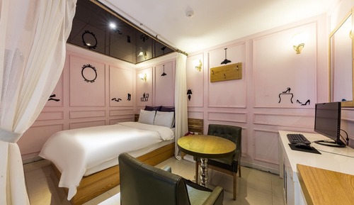 Room (Semi-private room-Princess Room (late)