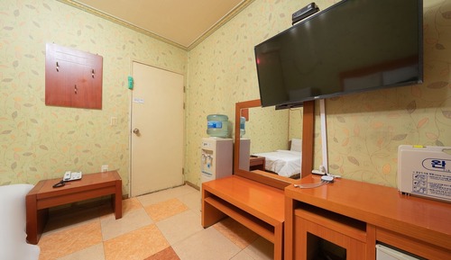 Room (Twin 2 beds (PC-x Netflix available))