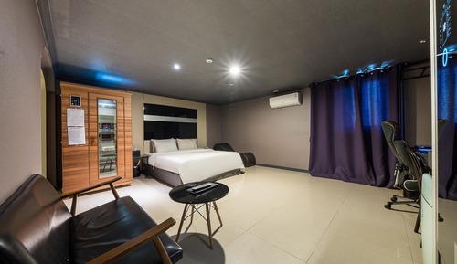 Room (Premium gaming room 1PC style room (s)