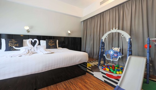 Family Room, 1 King Bed, Non Smoking, City View