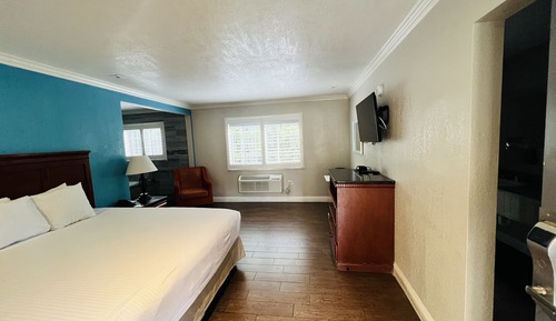 Signature Suite, 1 King Bed, Jetted Tub