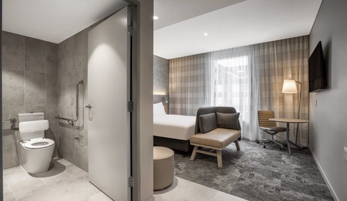 Standard Room, 1 Queen Bed, Accessible (High Floor, Free Breakfast)