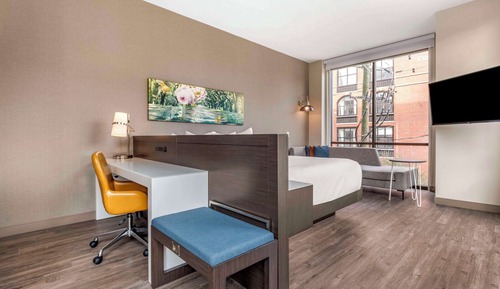 Room, 1 King Bed, Non Smoking (Upgrade)