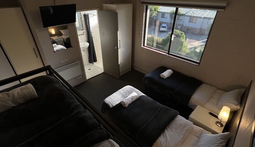 6 People Room