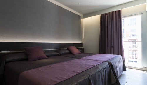 Standard Room (Blau, 2 Adults and 2 Children)