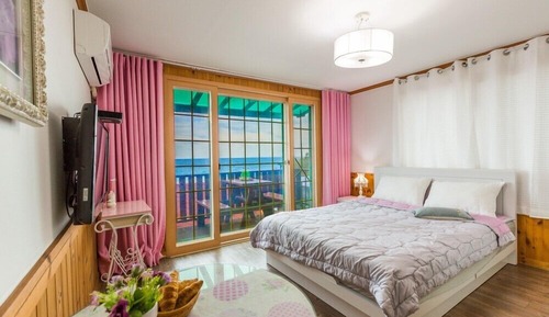 Room (Pink sora)