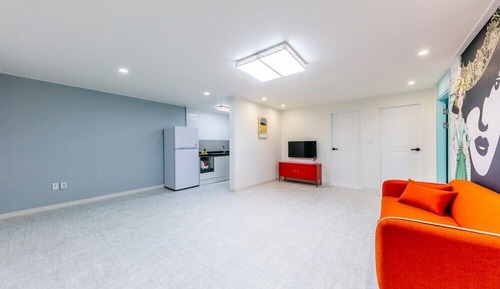 Room (C103)