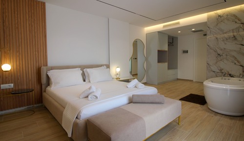 Deluxe Suite, 1 King Bed with Sofa bed, Jetted Tub, Beachside