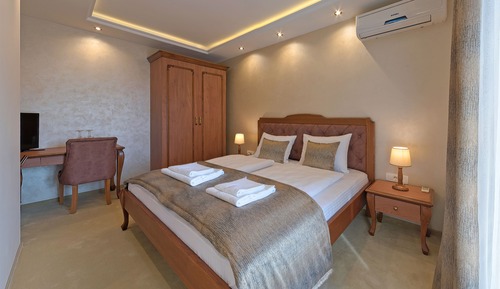 Standard Double Room (05)