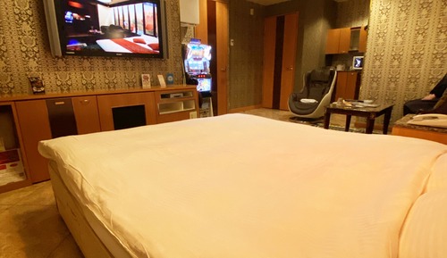 Queen Room, Run of House