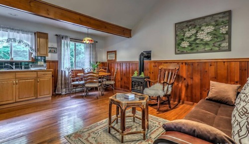 Pine Cottage (Pet Friendly)