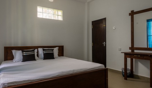 Superior Studio, 1 King Bed, Garden View