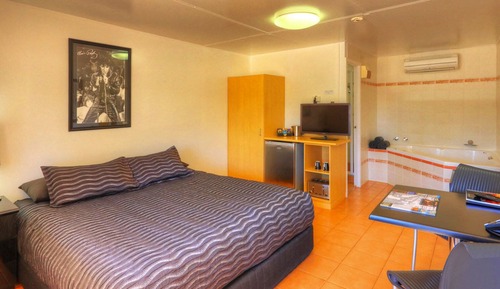 Deluxe Spa Room
