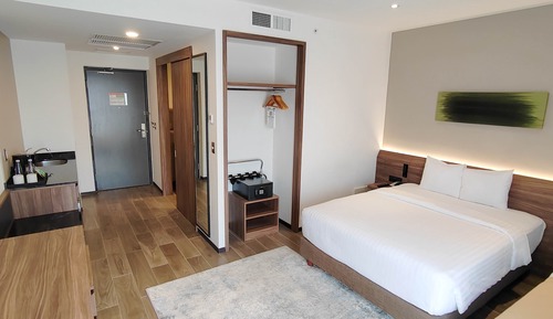 Deluxe Room, Multiple Beds, Non Smoking