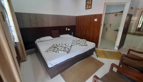 Deluxe Double Bedroom with Air Conditioning
