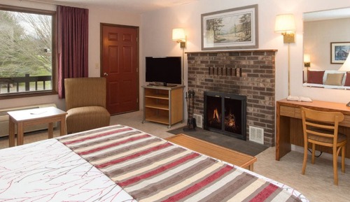 King Leisure Suite with Fireplace