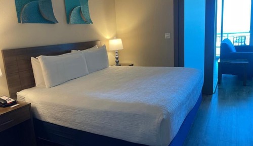 1 Bedroom Deluxe Suite, Partial Beach View