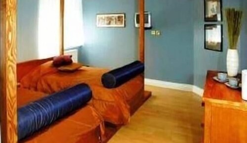 Twin Room, Ensuite (The Yoko Room)
