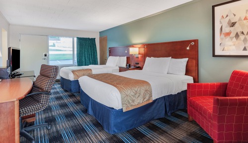 Room, 2 Queen Beds, Non Smoking (Partial Lake View)