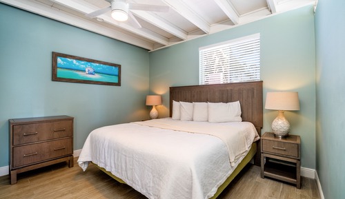 Signature Single Room, 1 King Bed, Accessible, Oceanfront