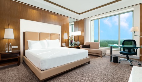 Standard Room, 1 King Bed, Accessible, Club Lounge Access
