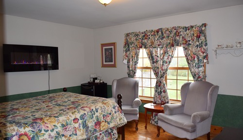 Standard Suite, 1 Queen Bed, Private Bathroom