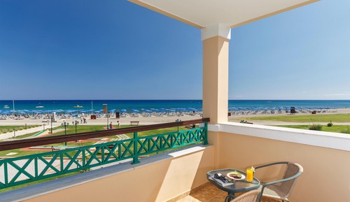 Family Room, Beachfront