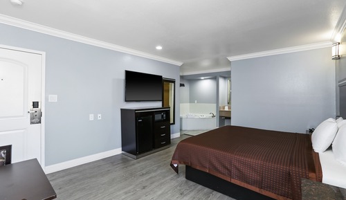Room, 1 King Bed, Hot Tub
