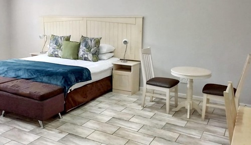 Oxford House Deluxe Room