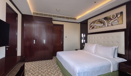 Room, 1 King Bed, Smoking (Living, High Floor)