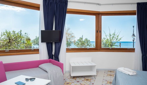 Comfort Room, City View
