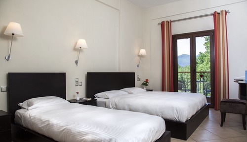 Deluxe Triple Room (Meteora View)
