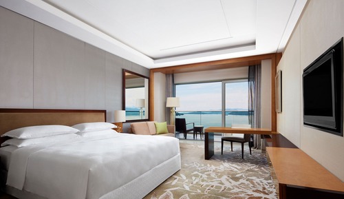 Club Room, 1 King Bed, Lake View