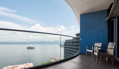 Deluxe Suite, 1 King Bed, Lake View
