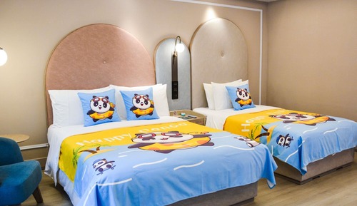 Family Room (1 Double Bed and 1 Twin Bed)