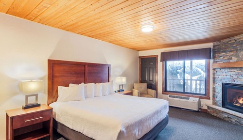 Premium Studio, 1 King Bed, Fireplace, Mountain View